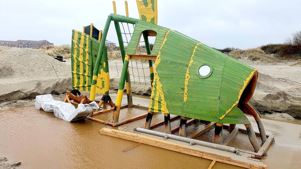 Das wird mal ein Kletterfisch. Wegen des starken Regens und Sturms am Montag konnten die Arbeiter das Spielgerät nicht weiterbauen. Foto: Rebecca Kresse