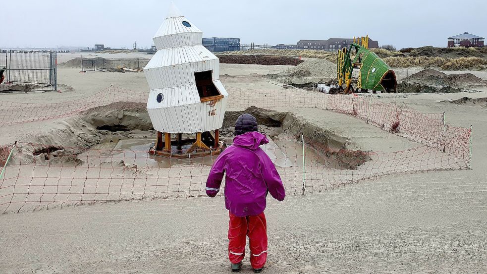 Schon jetzt schauen Kinder am Norddeicher Strand neugierig, was für Spielgeräte entstehen. Foto: Rebecca Kresse