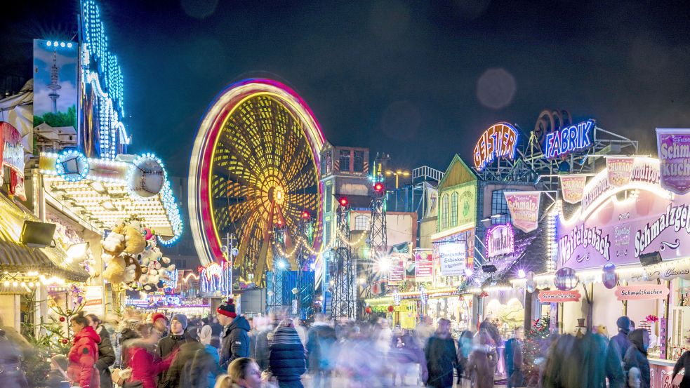 Vor dem Riesenrad können Kinder am Ostersonntag (17. April) beim Osterhasen gefärbte Eier gegen kleine Dom-Geschenke eintauschen. Foto: Imago/Hoch Zwei Stock/Angerer