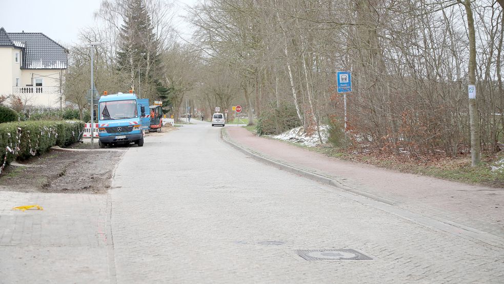 Die Sandhorster Allee ist voller Löcher. Foto: Romuald Banik