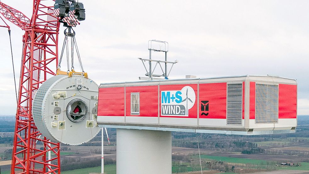 Die 80 Tonnen schwere Gondel wurde mithilfe eines Krans auf dem Turm installiert.Foto: Enercon