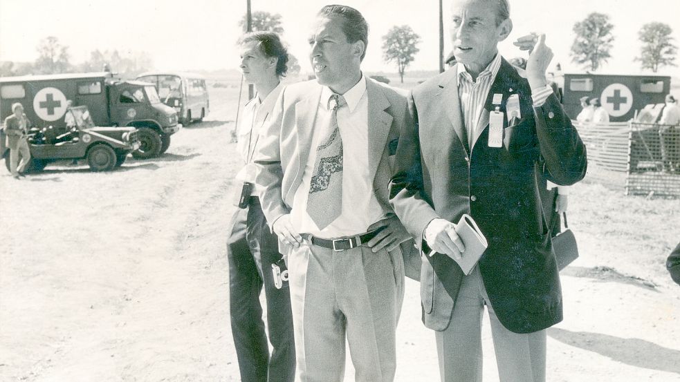 Gruppenbild mit Olympiasieger: Der Wallster Johann Schmidt, der DPA-Redakteur, den Schmidt während der Spiele gefahren hat, und Josef Neckermann, zweimaliger Goldmedaillengewinner im Dressurreiten mit der Mannschaft bei den Olympischen Spielen 1964 in Tokio und 1968 in Mexiko Stadt. Foto: privat