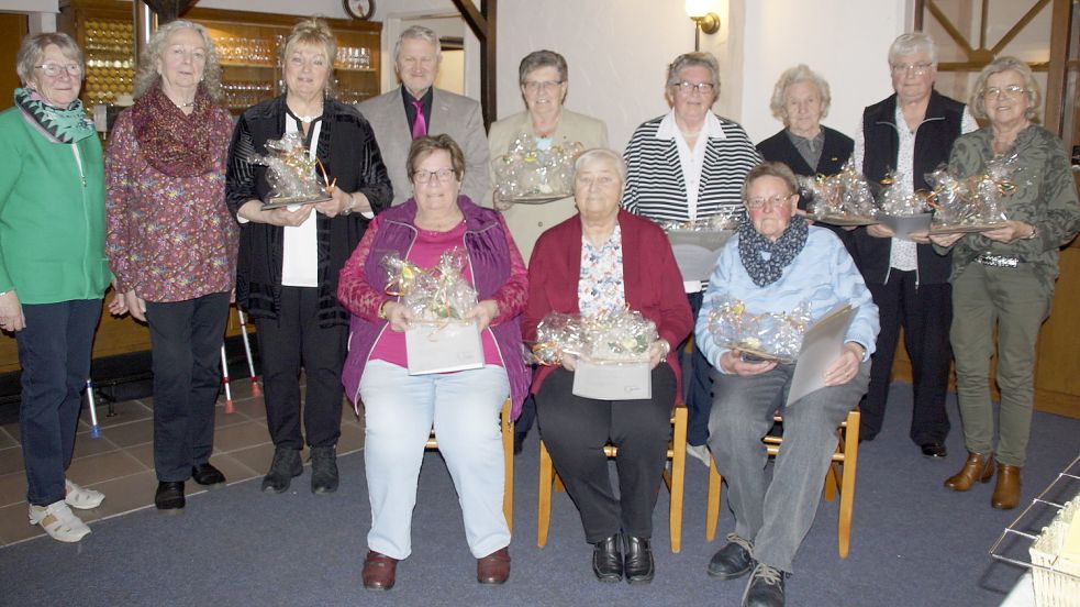 Zum letzten Mal vor seiner Auflösung hat der Awo-Ortsverein Moordorf langjährige Mitglieder geehrt. Mit dabei waren Marianne Gerling (stehend von links), Veronika Saathoff (Kreisverband Aurich), Ingeborg Kleinert, Stefan Kleinert, Theda Klaaßen, Hinriette Meyer, Gretchen Westerbur, Christa Janssen, Ingeborg Dähne, Beate Petzl (sitzend von links), Anita Reck und Käthe Dirksen. Foto: Holger Janssen