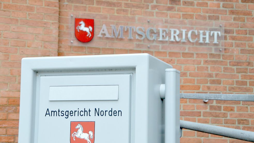 Vor dem Amtsgericht Norden warteten die Richterin und der Staatsanwalt vergeblich auf den Angeklagten aus Leezdorf. Foto: Thomas Dirks