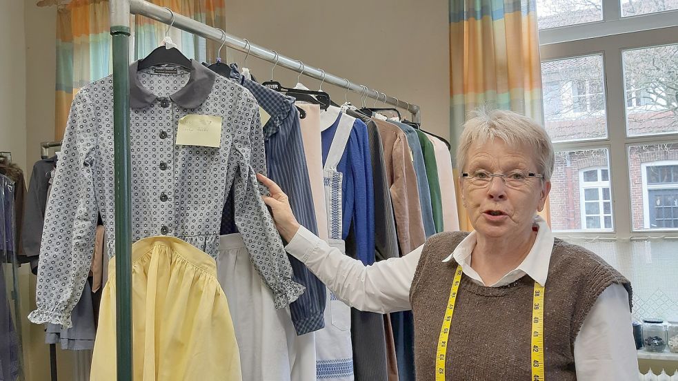 Marlene Hedemann zeigt das für eine Schülerin maßgefertigte Kleid. Fotos: Ann-Kathrin Stapf