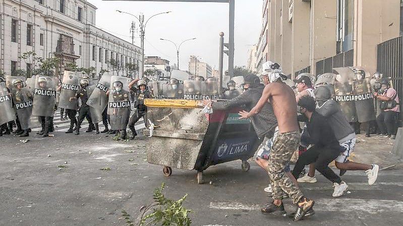 Demonstranten stoßen mit der Polizei auf einer Straße in Lima zusammen. Foto: Aldair Mejia/AP/dpa
