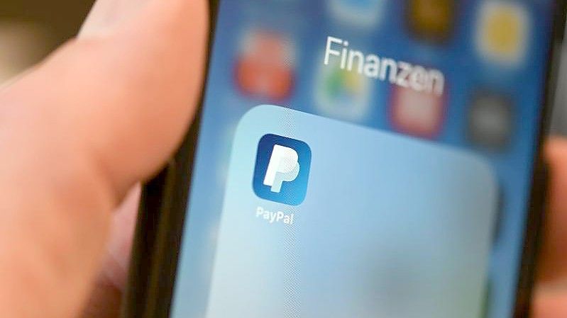 Die App des Online-Bezahldienstes PayPal auf einem Smartphone. Foto: Felix Kästle/dpa