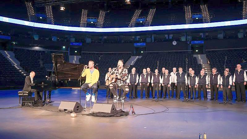 Joja Wendt (l-r), Sasha , Chris Vega und der Seemannschor Hamburg singen für die Kinder in der Ukraine. Foto: Christian Charisius/dpa