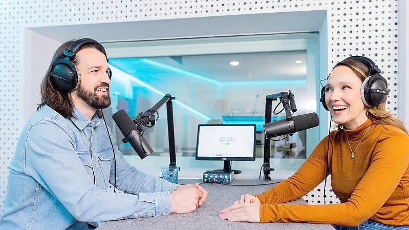 Carolin und David Kebekus bei Aufnahmen zu ihrem gemeinsamen Podcast „Kebekus - was warum wie war“. Foto: Rolf Vennenbernd/dpa