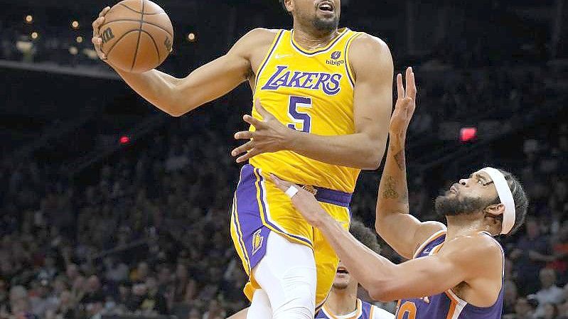 Los Angeles Lakers-Guard Talen Horton-Tucker (5) geht an Phoenix Suns-Center JaVale McGee (r) vorbei zum Korb. Foto: Rick Scuteri/AP/dpa