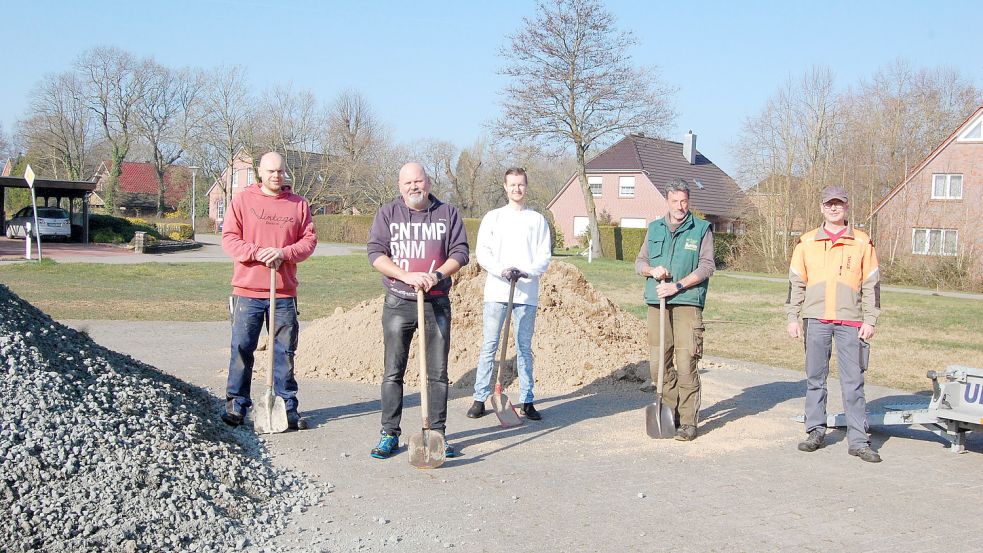 Packten in Ochtelbur mit an: Gert Sander (von links), Matthias Trauernicht, Pascal Krull, Heinz-Peter Fransen und Günther Drese. Foto: Imke Cirksena