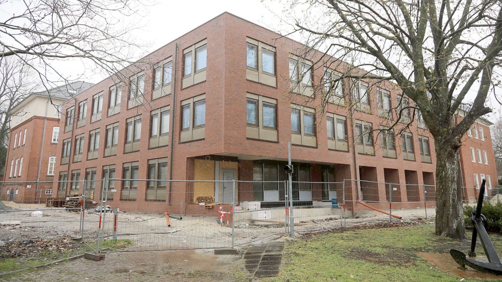 Der Neubau der Staatsanwaltschaft zwischen Julianenburger Straße und Schlossplatz nimmt mittlerweile Formen an. Foto: Romuald Banik
