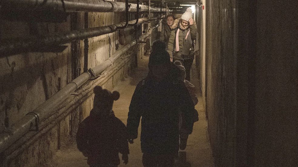 Eine Familie verlässt während eines Fliegeralarms in der Westukraine einen als Schutzraum genutzten Keller. Foto: DPA
