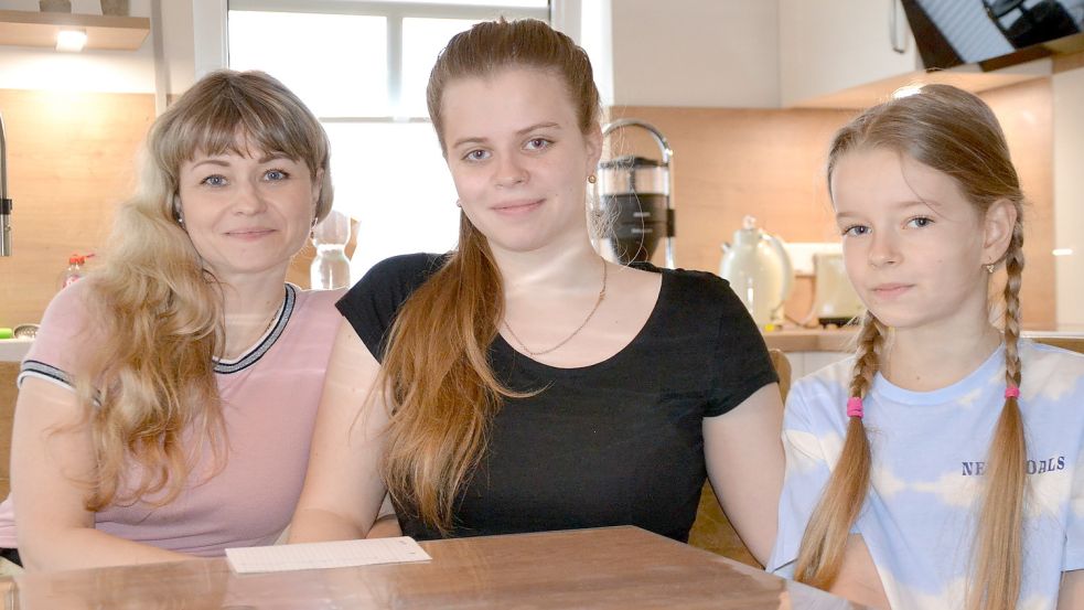 Oksana Chepelieva (von links) sitzt mit ihren Töchtern Alina und Zlata an einem Küchentisch. Vor gut drei Wochen flohen sie aus der Ukraine. Foto: Franziska Otto