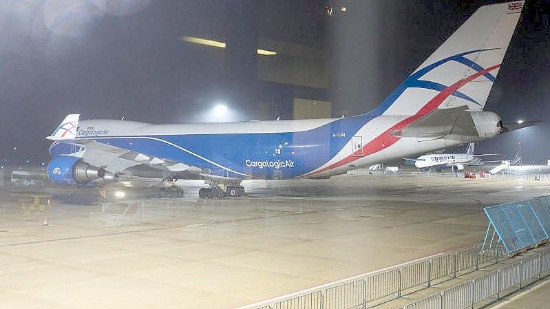 Der Jumbojet TY Boeing 747 unter russischer Kontrolle darf vorerst nicht mehr vom Flughafen Hahn abheben. Foto: Thomas Frey/dpa