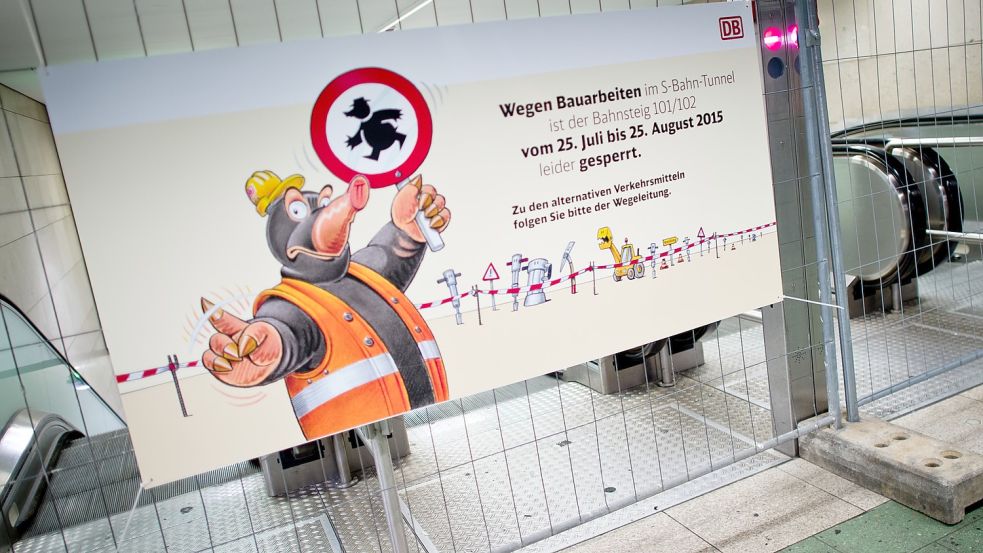 Fast 30 Jahre lang informierte Max Maulwurf Fahrgäste der Deutschen Bahn über Baustellen und Fahrplanänderungen. Foto: dpa/Christoph Schmidt