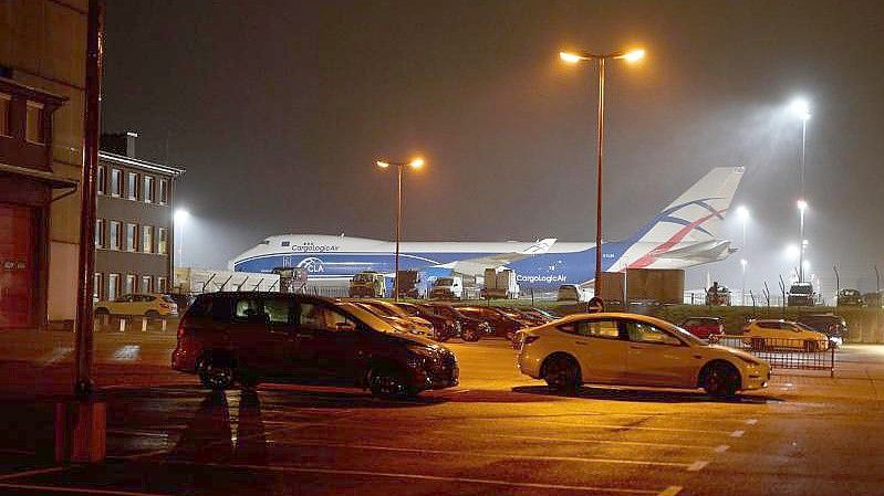 Die Frachtmaschine vom TY Boeing 747 auf dem Vorfeld des Flughafens Hahn. Foto: Thomas Frey/dpa