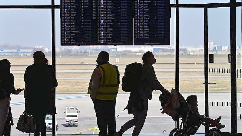 Reisende im Pier Nord, das mit dem Terminal 2 verbunden ist. Foto: Patrick Pleul/dpa