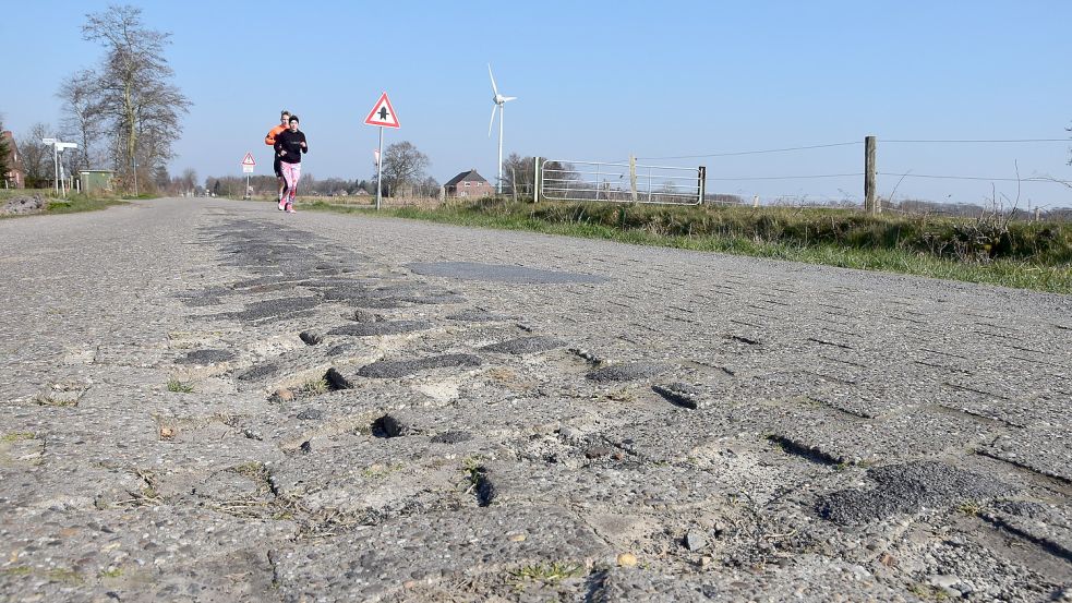 Viele Straßen im Brookmerland (hier der Adeweg in Osteel) sind in einem schlechten, teils gefährlichen Zustand und müssen dringend repariert werden. Foto: Thomas Dirks