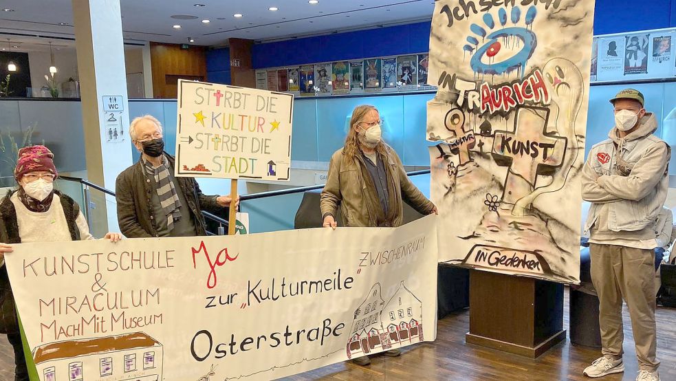 Unterstützer der Kunstschule, darunter Graffitikünstler Tim Write (rechts), demonstrierten am Donnerstag vor der Ratssitzung. Foto: Aiko Recke