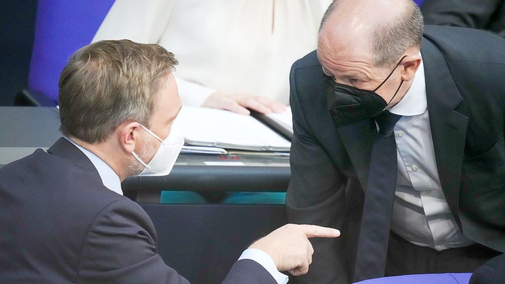 Für den von Finanzminister Lindner vorgeschlagenen „Tankrabatt“ kann sich Bundeskanzler Scholz nicht erwärmen. Foto: dpa