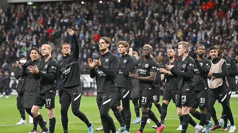 Als wäre es ein Sieg gewesen: Frankfurts Spieler freuen sich über das 1:1 gegen den FC Barcelona. Foto: Arne Dedert/dpa