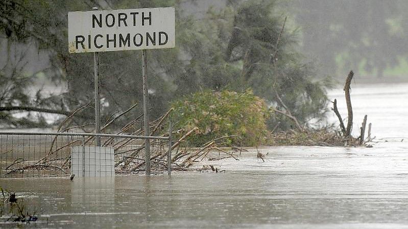 Die North-Richmond-Brücke in Richmond, nordwestlich von Sydney, steht vollständig unter dem Hochwasser. Foto: Dan Himbrechts/AAP/dpa