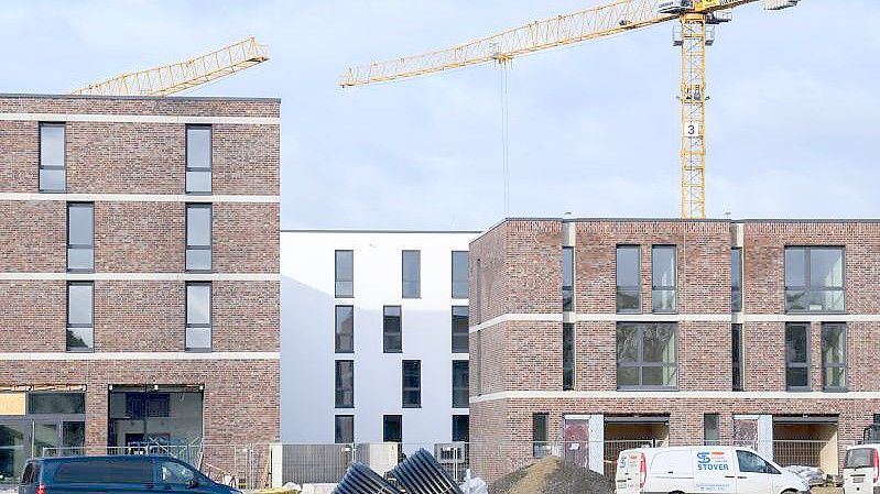 Neubau von Mehrfamilienhäusern im Stadtteil Wasserstadt in Hannover. Foto: Julian Stratenschulte/dpa