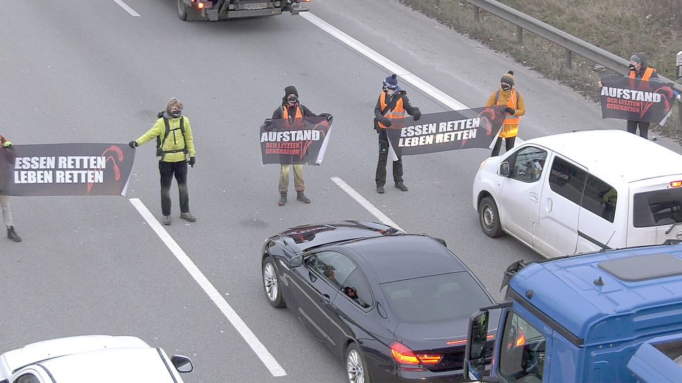 Aktivisten blockieren Autobahn 100 in Berlin. Foto: dpa
