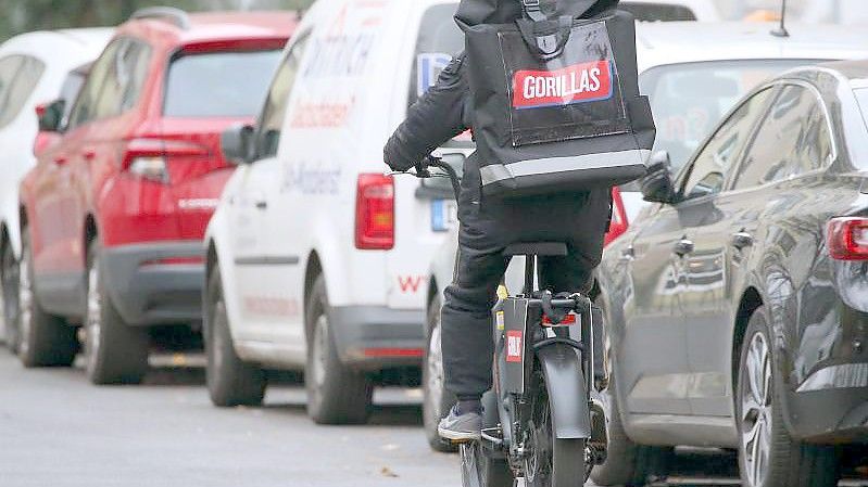 Ein Mitarbeiter des Lebensmittel-Lieferdienstes Gorillas in Berlin. Foto: Wolfgang Kumm/dpa