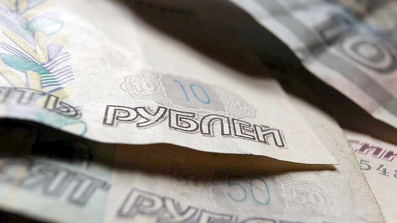 Rubel-Banknoten: Die russische Notenbank senkt den Leitzins. Foto: Karl-Josef Hildenbrand/dpa