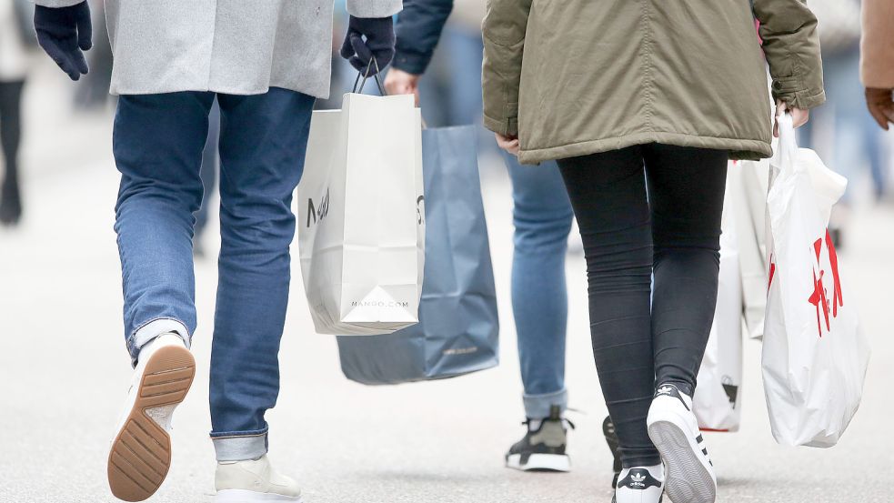 Die Corona-Krise hat das Kaufverhalten der Auricher wenig beeinflusst. Viele kaufen weiter gern im stationären Handel ein. Foto: DPA