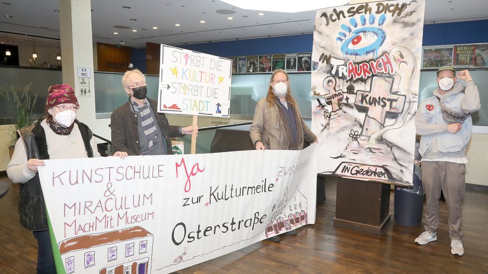 Unterstützer der Kunstschule, darunter Graffitikünstler Tim Write (rechts), demonstrierten am Donnerstag vor der Sitzung des Auricher Stadtrates. Foto: Romuald Banik