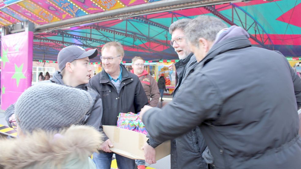 Gerhard Ihmels (Zweiter von rechts) und Günter Ziegler (Mitte) verteilten die Pakete der Samtgemeinde. Foto: Karin Böhmer