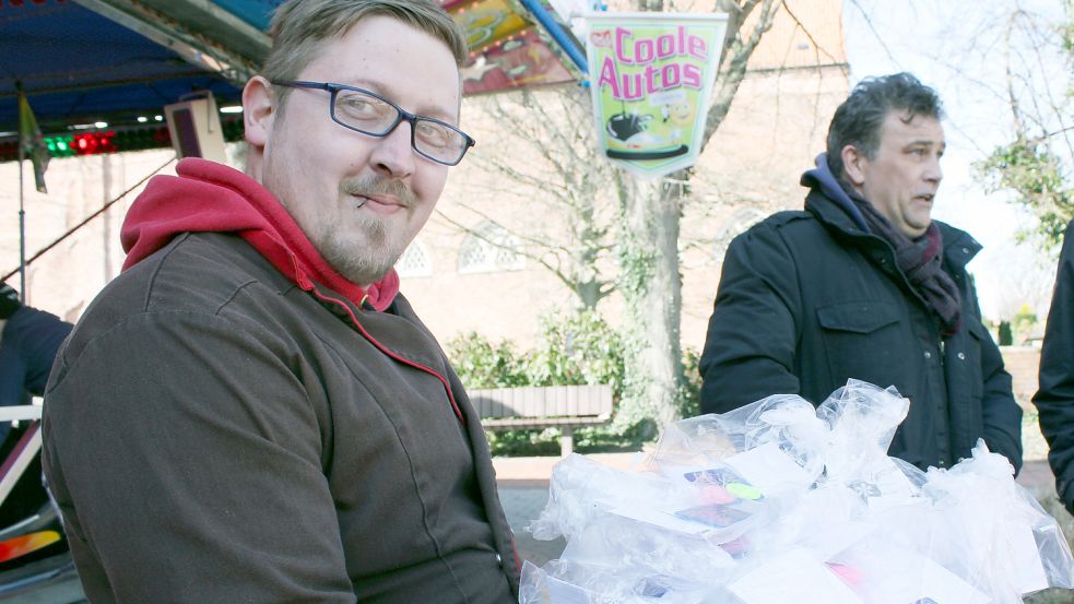 Thomaz Franczak (links) und Sascha Heine mit den Tüten. Foto: Karin Böhmer