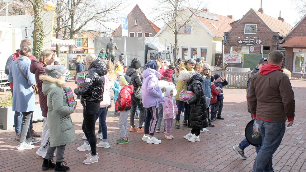 Ungeduldig warteten die Kinder aufs Scooterfahren. Foto: Karin Böhmer
