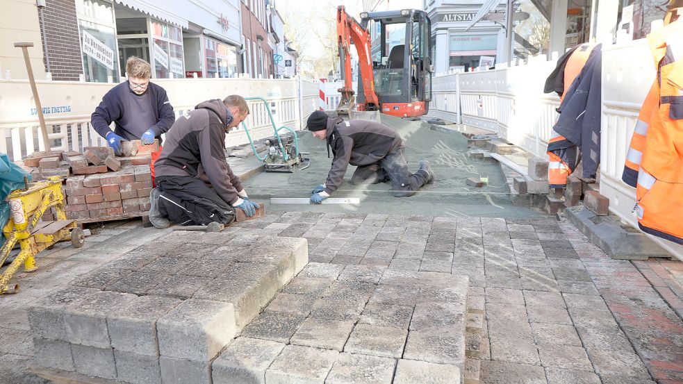 Provisorisch wurden vor Kurzem in der Burgstraße einige Schotterflächen gepflastert.Foto: Romuald Banik