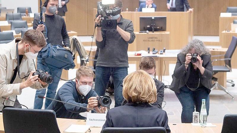 Malu Dreyer (SPD), Ministerpräsident von Rheinland-Pfalz, vor ihrer Befragung zur Flutkatastrophe im Ahrtal vor dem Untersuchungsausschuss des Landtags von Rheinland-Pfalz. Foto: Sebastian Gollnow/dpa