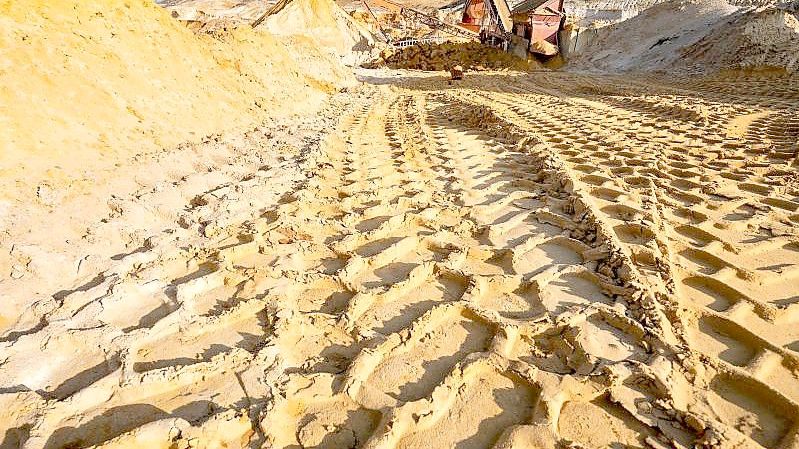 Sandförderung in einer Grube in Mittelhessen - der Zentralverband des Deutschen Baugewerbes fordert unter anderem die verstärkte Nutzung heimischer Rohstoffe. Foto: Frank Rumpenhorst/dpa