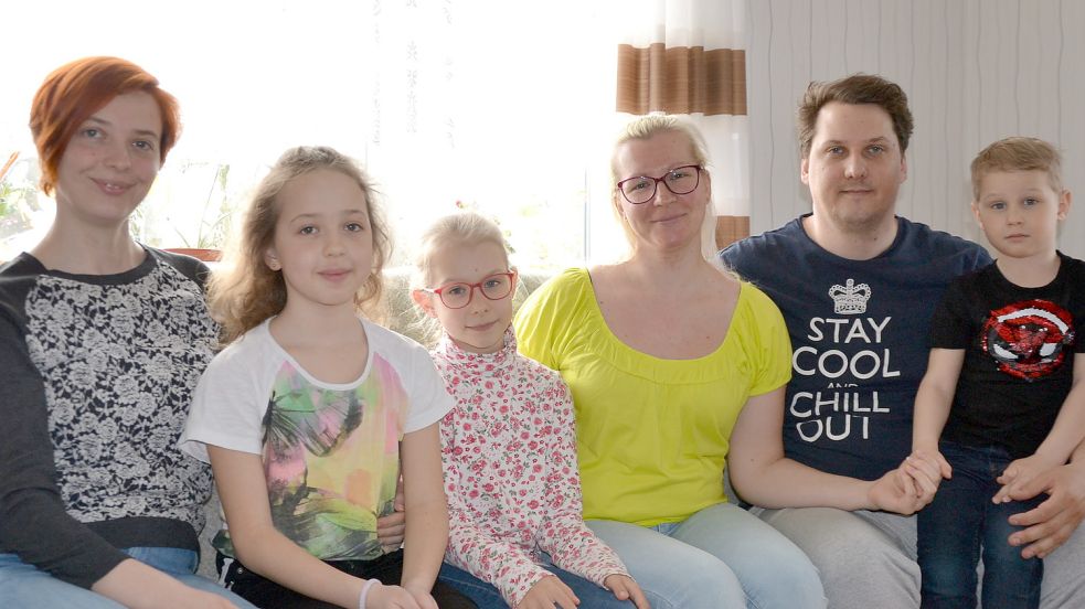 Nataliya Shukurova und ihre Tochter Sofiya (links) leben zusammen mit dem Ehepaar Anna Velyka und Serhiy Velikyi sowie ihren Kindern Nastya und Maxim in Aurich. Foto: Franziska Otto