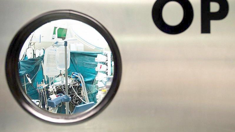 Blick in einer Klinik durch das Fenster von einem Operationssaal. Foto: Maurizio Gambarini/dpa
