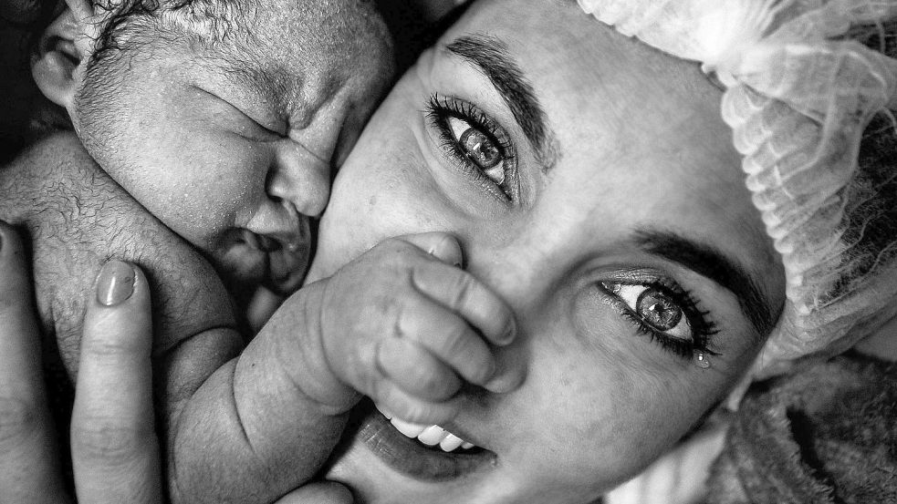 Bei einer Geburt entstehen bewegende Fotos. So auch das Gewinnerfoto „A touch of love“ der Fotografin Bárbara Aviz. Foto: Bárbara Aviz, barbaraaviz.com.br