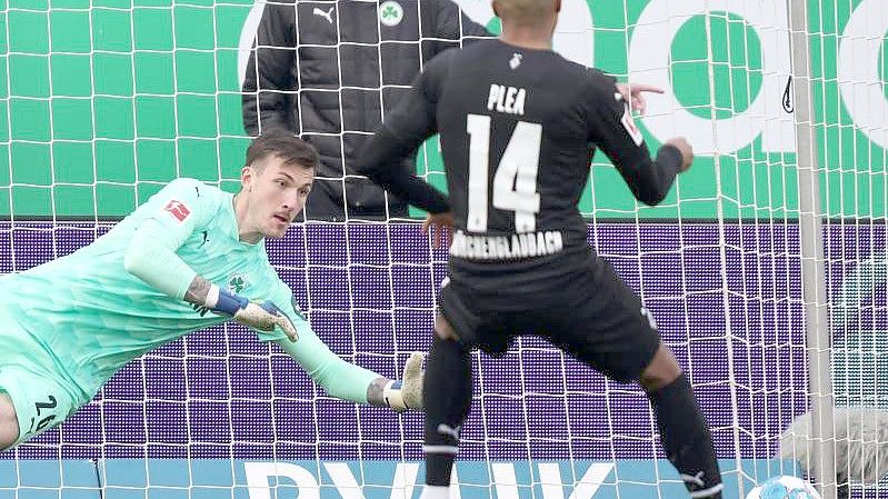 Gladbachs Alassane Plea trifft per Elfmeter zum 2:0. Foto: Daniel Karmann/dpa