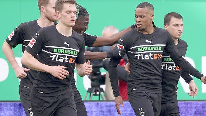 Die Spieler von Borussia Mönchengladbach feiern das 2:0 bei der SpVgg Greuther Fürth. Foto: Daniel Karmann/dpa