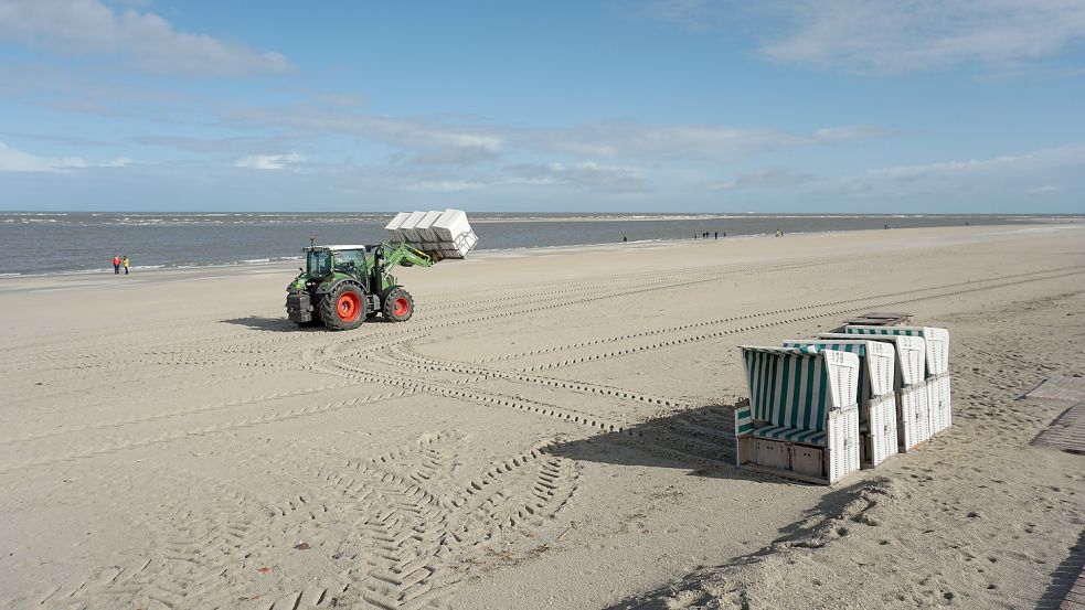 Die ersten Strandkörbe auf Baltrum stehen bereits. Foto: privat