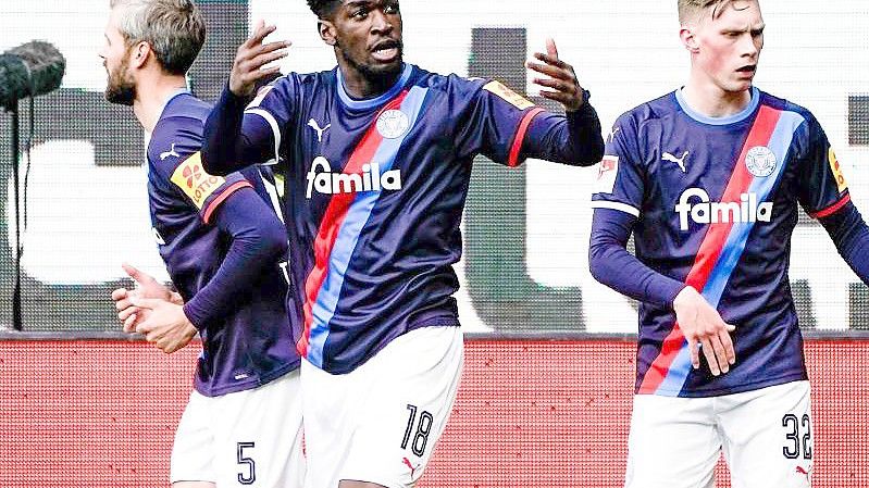 Torschütze Kwasi Okyere Wriedt (M) feierte mit Holstein Kiel einen Sieg im Nordduell gegen den HSV. Foto: Axel Heimken/dpa