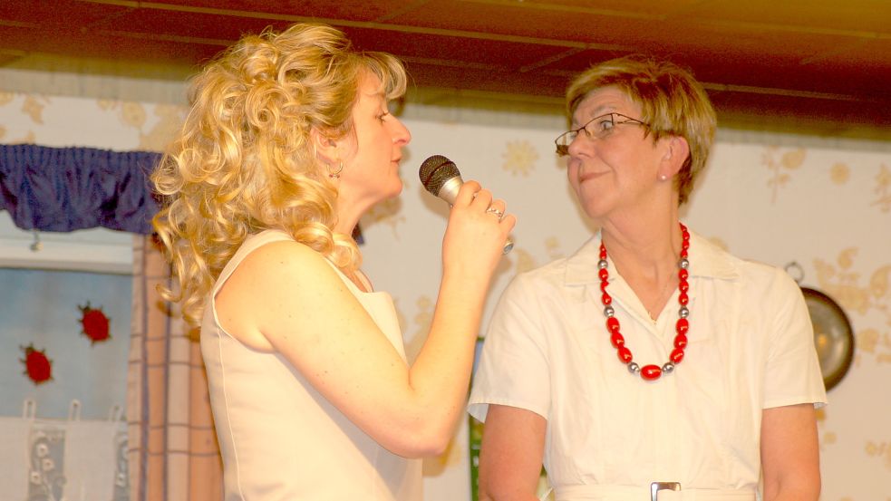 In der Arbeitsgemeinschaft Ostfriesischer Volkstheater steht man zueinander. Als 2011 eine Hauptdarstellerin der Laienspielgruppe Brockzetel-Wiesens ausfiel, paukte Karin Janssen von der Spöldeel Wallinghusen (rechts, mit Linda Leerhoff) in einer dreitägigen Tag-und-Nacht-Aktion die Rolle und brillierte in „Veer Hannen för een Jüdder“, einer Persiflage auf „Bauer sucht Frau“. Foto: Gerd-D. Gauger