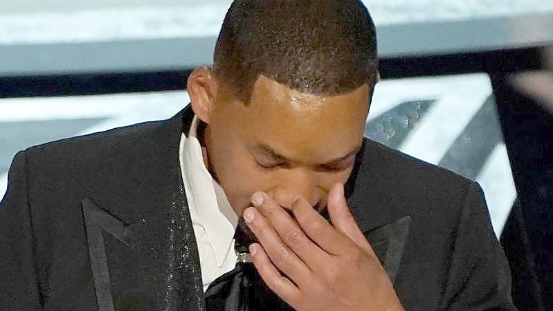 Will Smith weint, als er als bester Schauspieler für seine Rolle in dem Film „King Richard“ mit einem Oscar ausgezeichnet wird. Foto: Chris Pizzello/Invision/AP/dpa