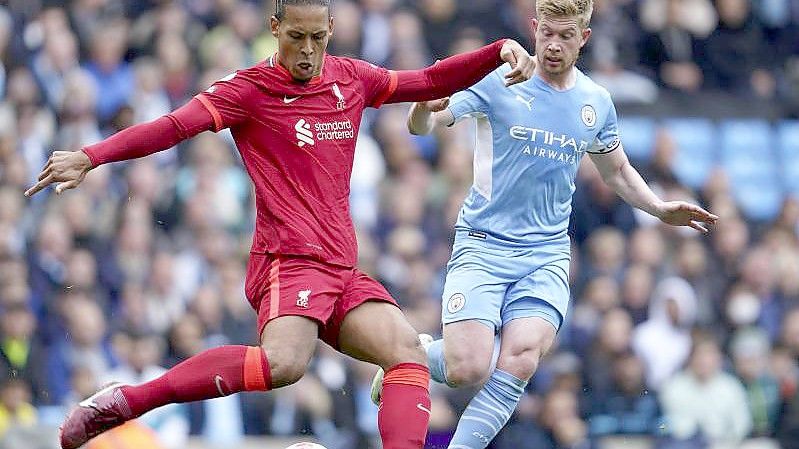 Virgil van Dijk (l) vom FC Liverpool im Zweikampf mit Kevin De Bruyne. Foto: Jon Super/AP/dpa