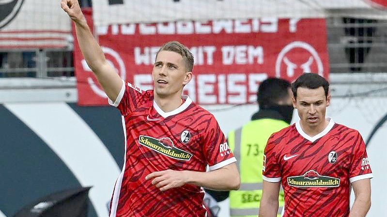 Der Freiburger Nils Petersen (l) feiert seinen Treffer zum 2:1 für die Gäste. Foto: Arne Dedert/dpa